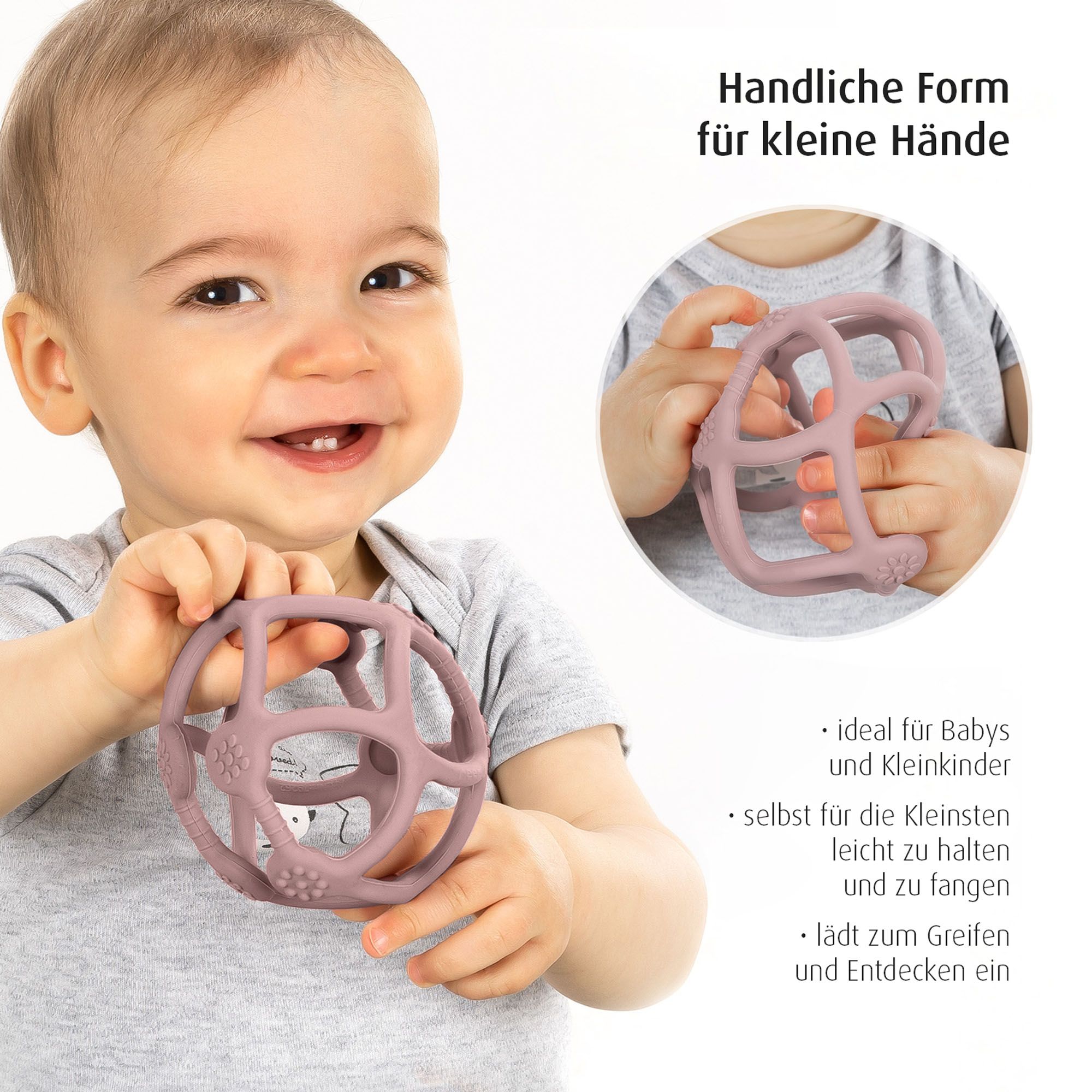 Ein lächelndes Baby hält einen rosafarbenen Beiß- und Greifball. Kleine Hände greifen den Ball.