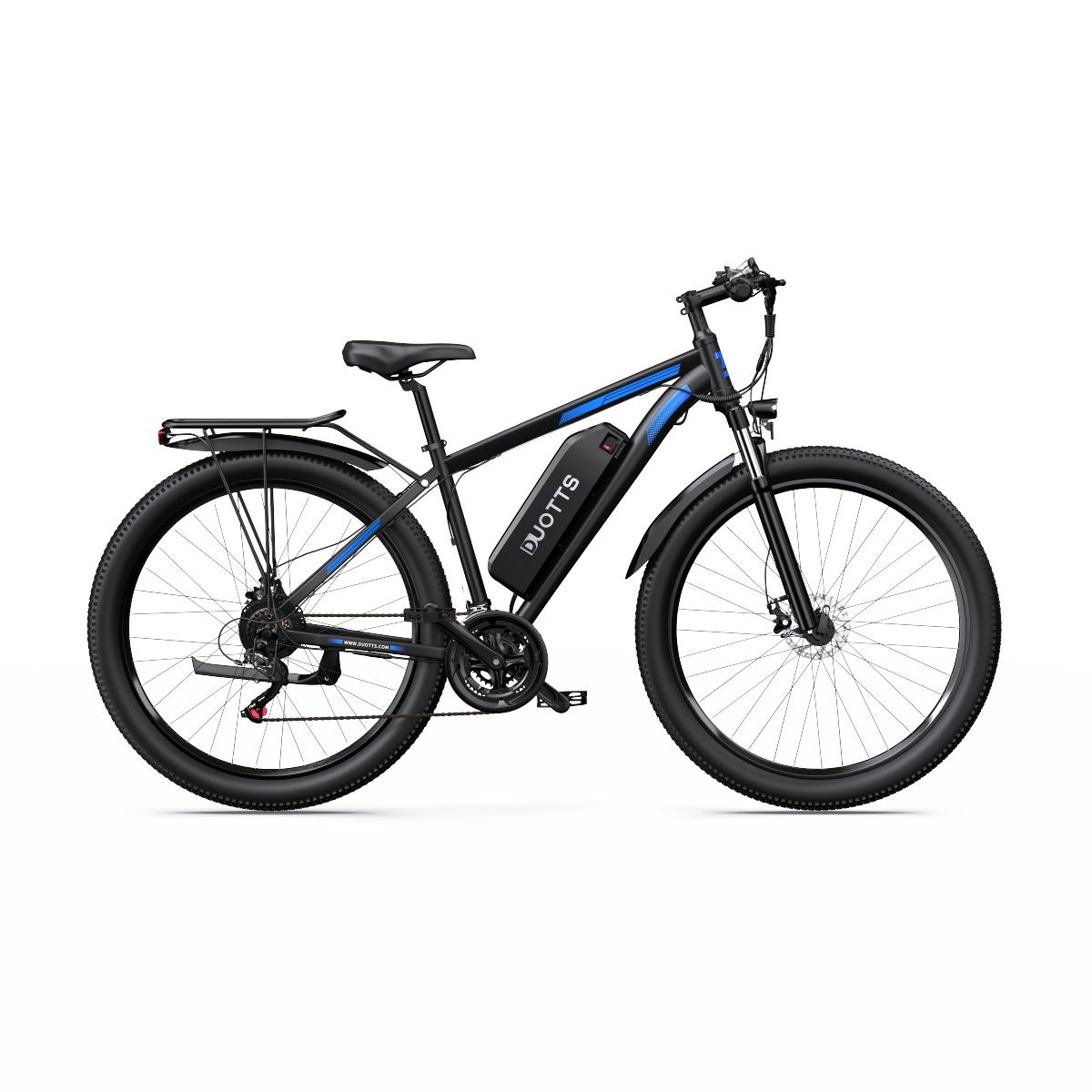Schwarzes E-Bike mit blauen Akzenten. Gepäckträger hinten, DUOTTS-Logo auf dem Rahmen. Große Reifen, Scheibenbremsen.