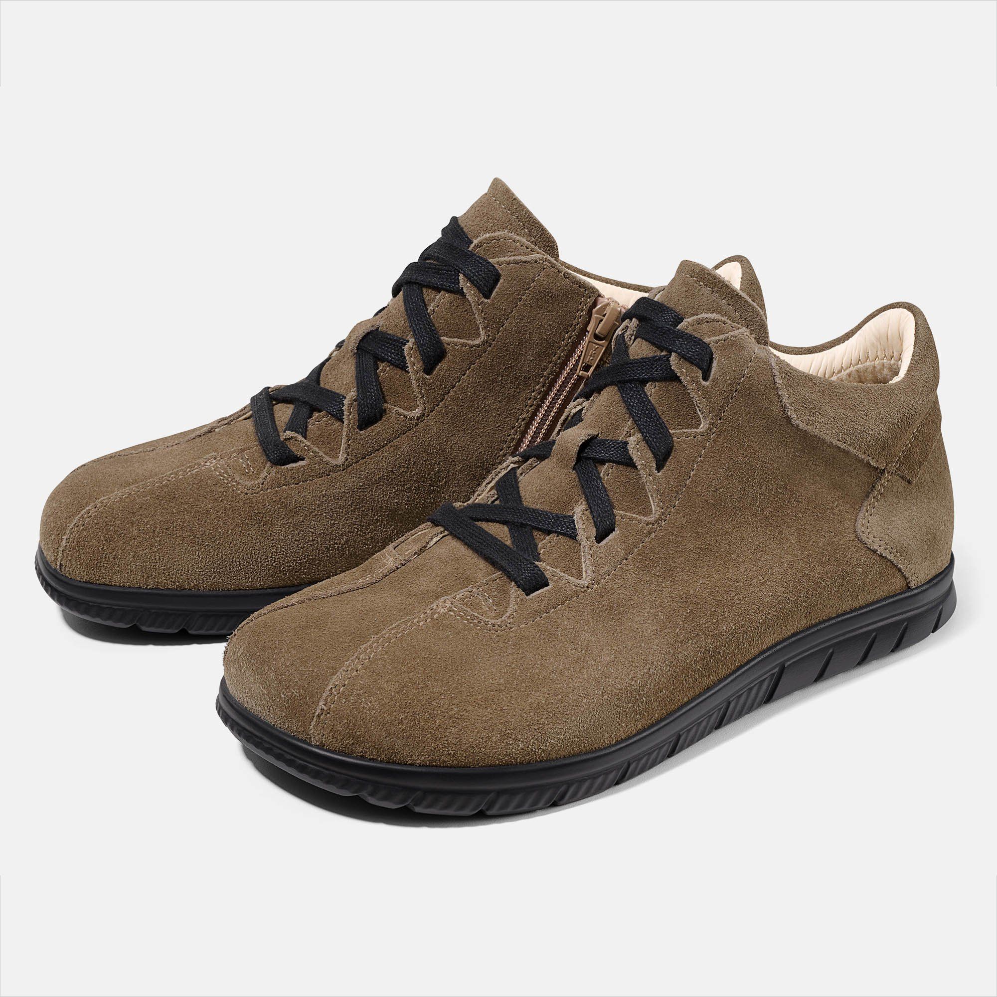 Braune Stiefeletten mit Schnürsenkeln und Reißverschluss. Schwarze Sohle. Hellbraunes Innenfutter. Auf hellem Hintergrund.