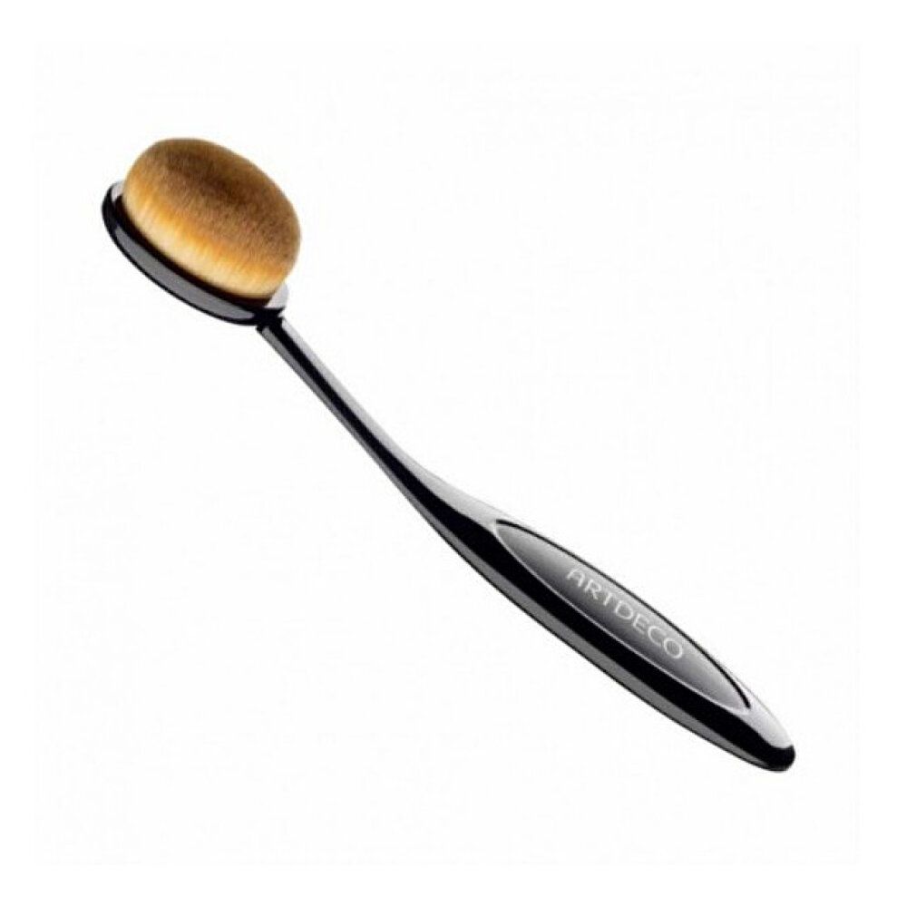 Make-up-Pinsel mit glänzend schwarzem, geschwungenem Griff und ovalem Bürstenkopf.