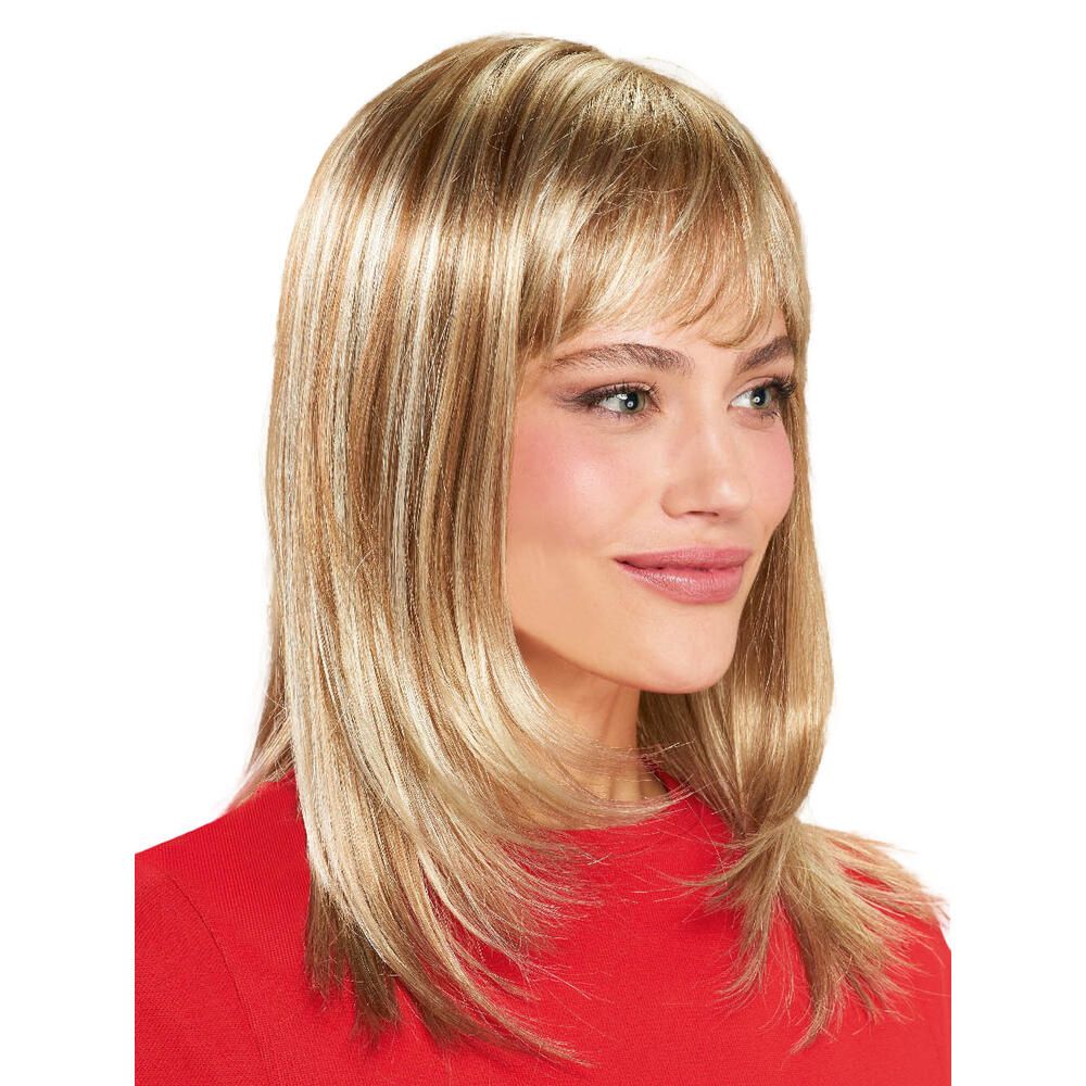 Perücke Luana, Sandmix gesträhnt. Blondes Haar mit Pony. Frau mit rotem Oberteil, Dreiviertelansicht.