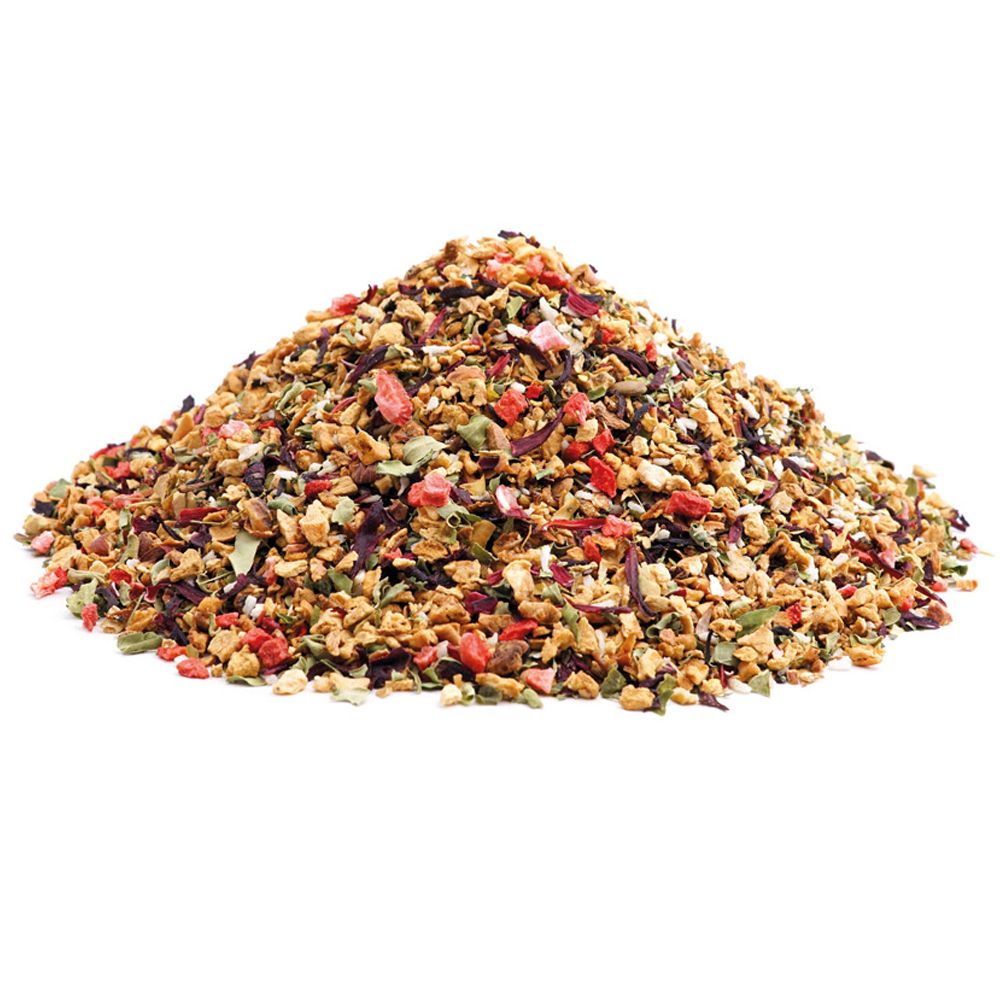 Haufen loser Früchtetee. Verschiedene getrocknete Fruchtstücke, Kräuter und Blütenblätter. Farben: rot, grün, braun und beige.