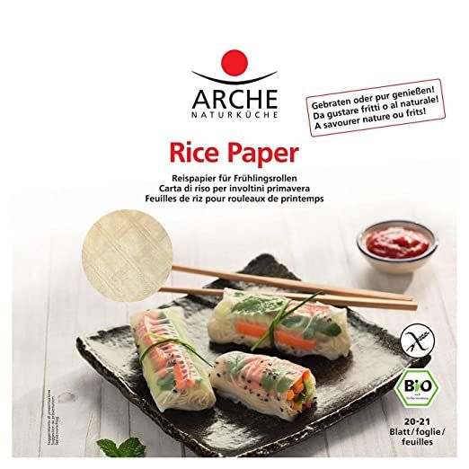Arche Reispapier Packung mit drei Frühlingsrollen auf einem Teller, Stäbchen und Dip.