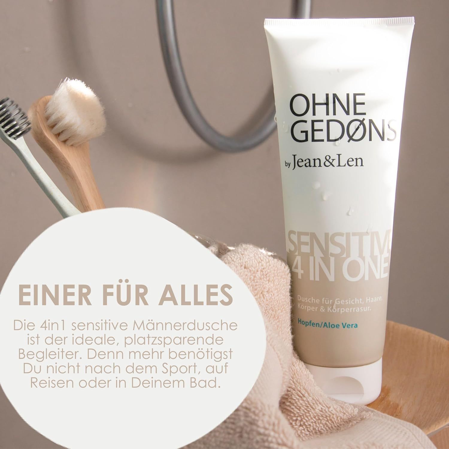 Tube OHNE GEDØNS by Jean & Len, Sensitive 4 in 1, neben Handtuch und Bürste. Text: Einer für alles. 4in1 Duschgel.