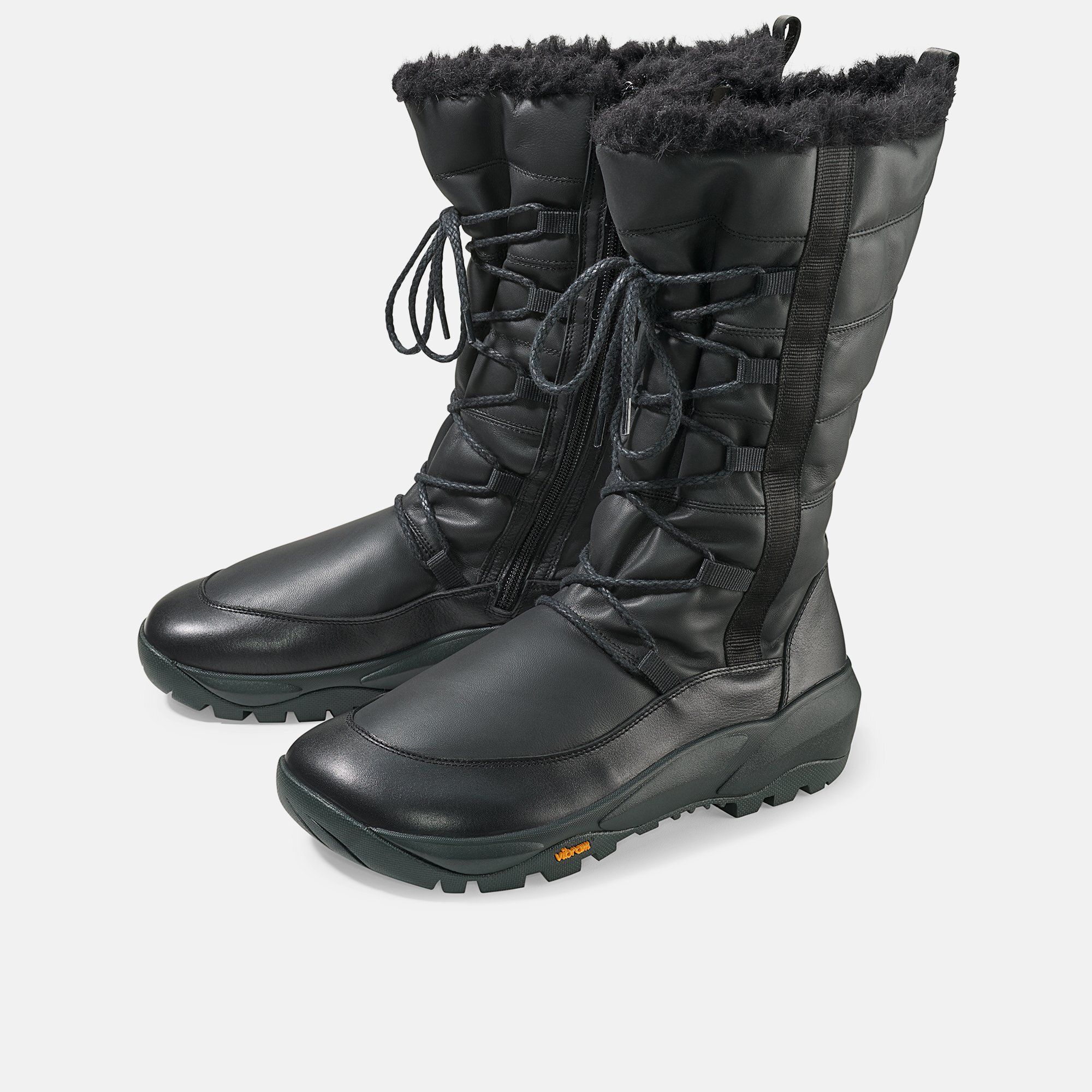 Schwarze Stiefel mit Schnürung und Fellbesatz. Seitlicher Reißverschluss. Vibram-Sohle. Breite Ausführung.