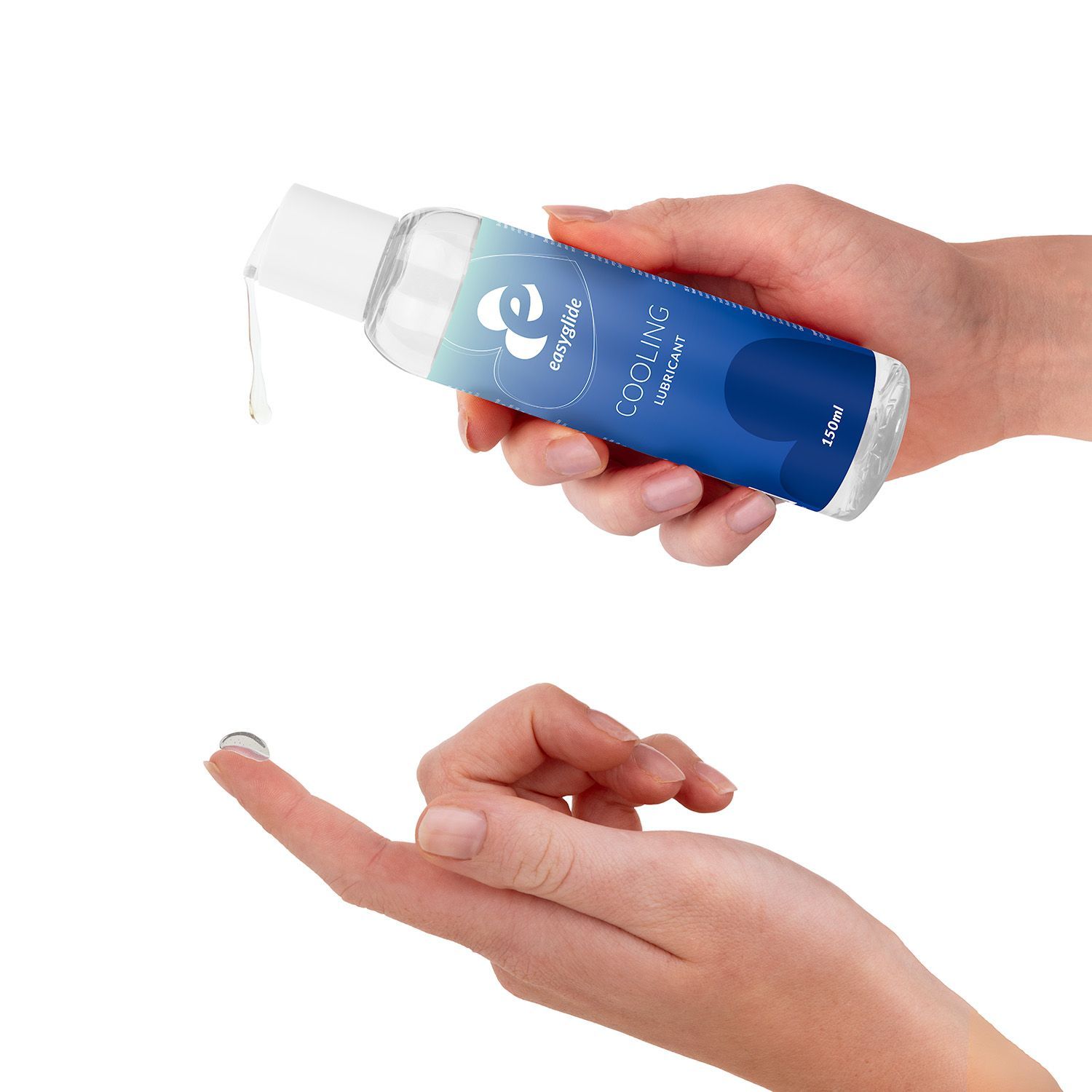 Hände halten eine Flasche, aus der eine Flüssigkeit tropft. Ein Tropfen auf einem Finger.