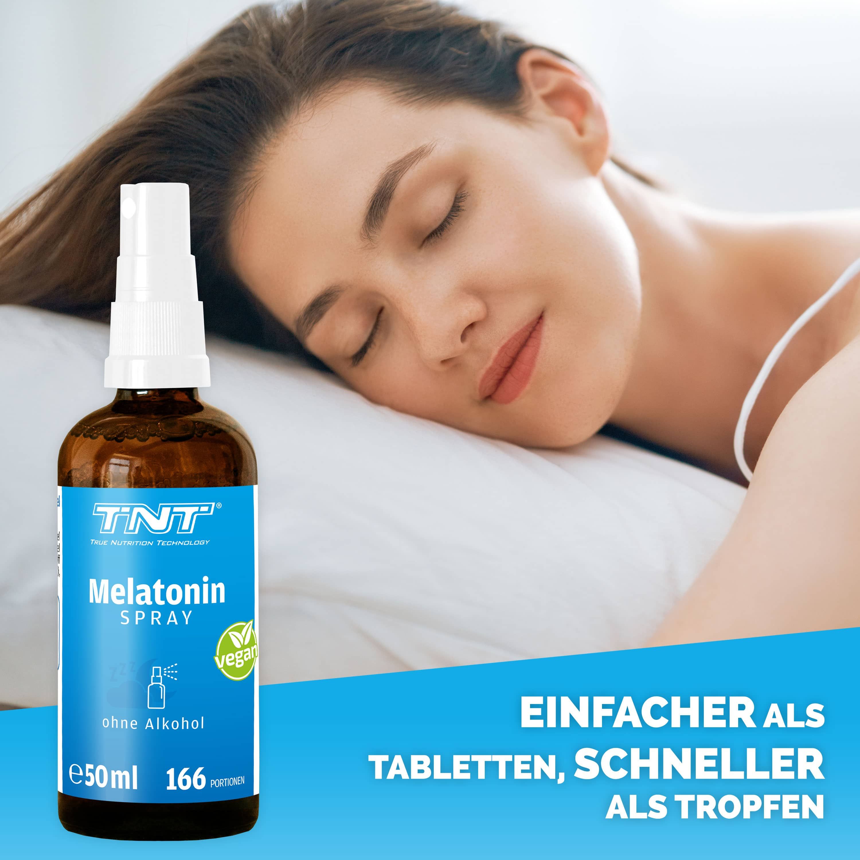Frau schläft. Daneben eine braune Flasche mit blauem Etikett. Enthält Melatonin Spray. Vegan. Ohne Alkohol. Text: Einfacher als Tabletten.