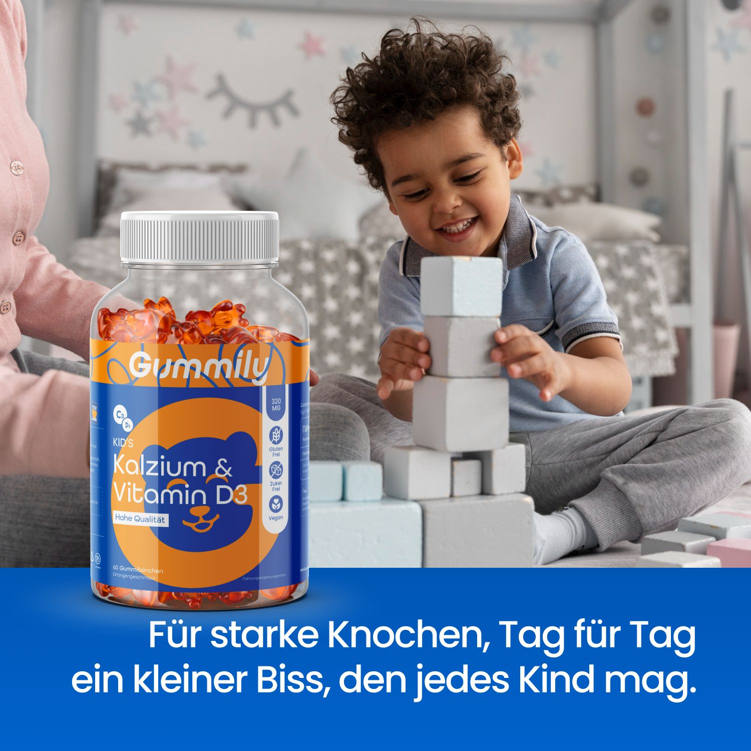 Kind spielt mit Bauklötzen, neben einer Flasche Gummibärchen. Aufschrift: Gummily, Kids Kalzium & Vitamin D3.