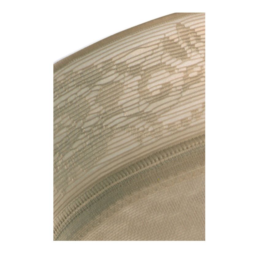 Nahaufnahme eines Teils eines mediven comfort Schenkelstrumpfes. Beige Farbe, strukturiertes Material mit floralem Muster am oberen Rand.