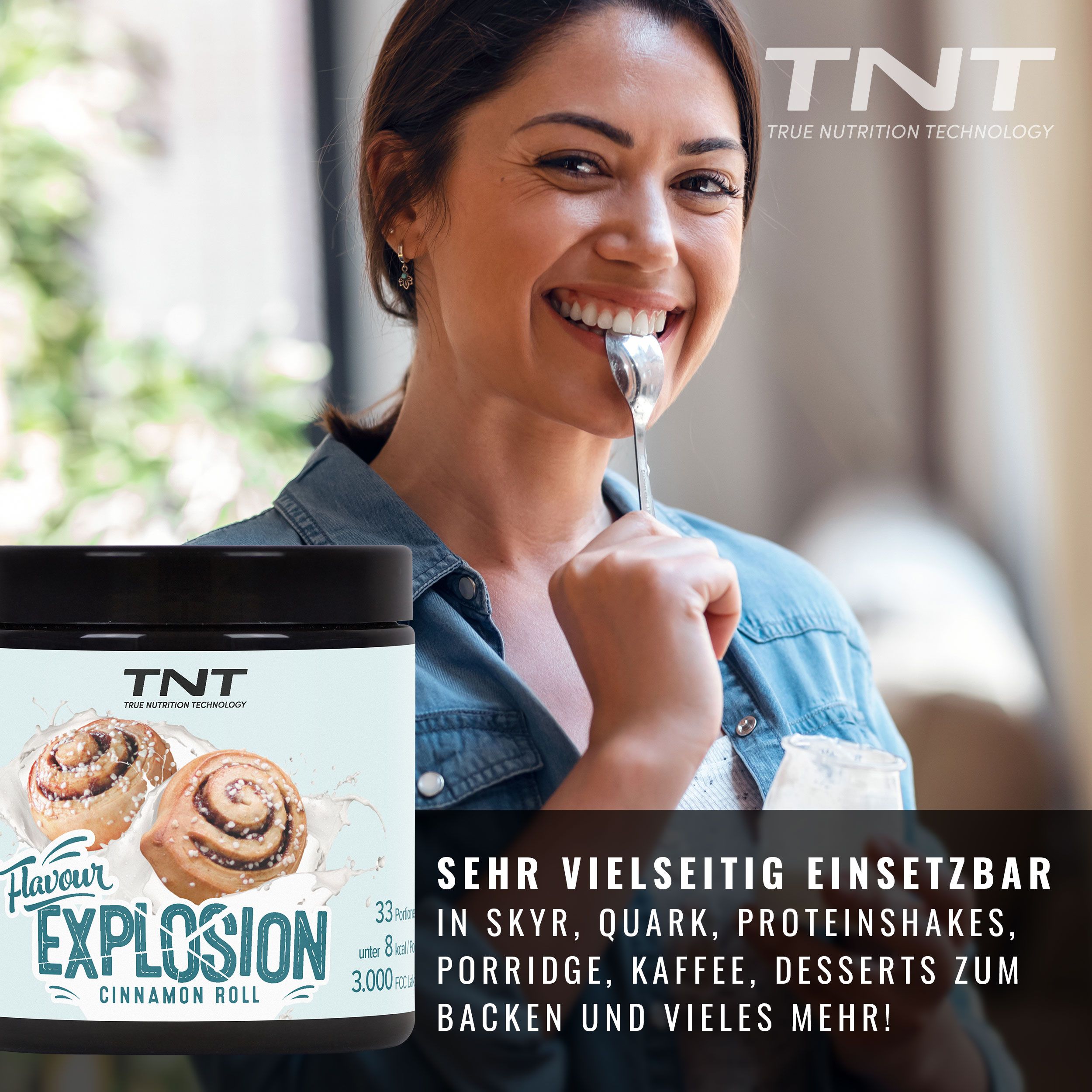Frau isst Joghurt mit Erdbeeren und Müsli, daneben eine Dose TNT Flavour Explosion Zimtrolle.