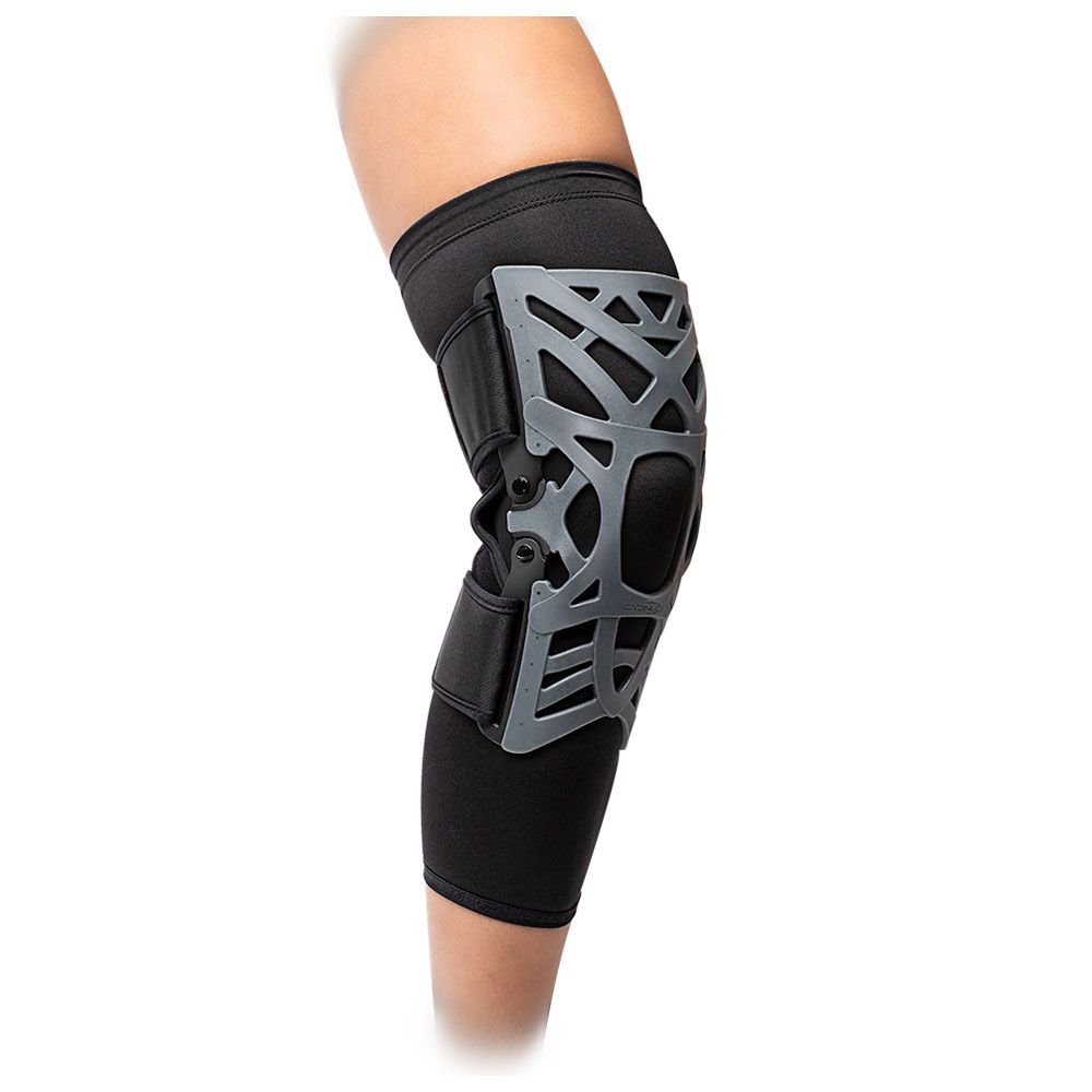 Knieorthese DONJOY® MATRIX PT, grau. Offenes Design, schwarze Gurte. Am Bein getragen.