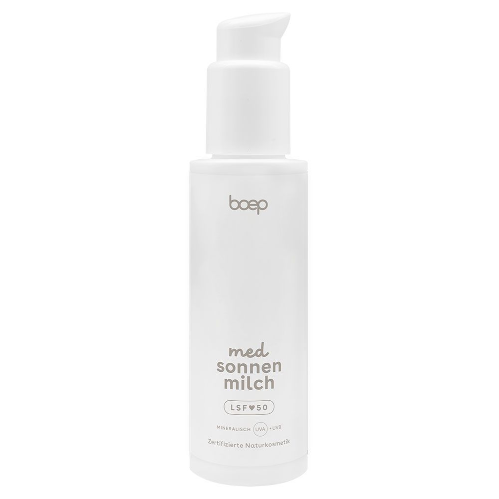Weiße Flasche mit Pumpverschluss. Aufschrift: boep, med Sonnenmilch LSF 50. Zertifizierte Naturkosmetik.