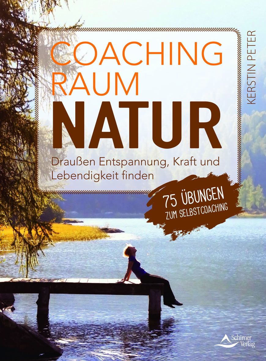 Buchcover: Coachingraum Natur. Titel, Autorin Kerstin Peter, 75 Übungen zum Selbstcoaching. Frau sitzt auf Steg am See.