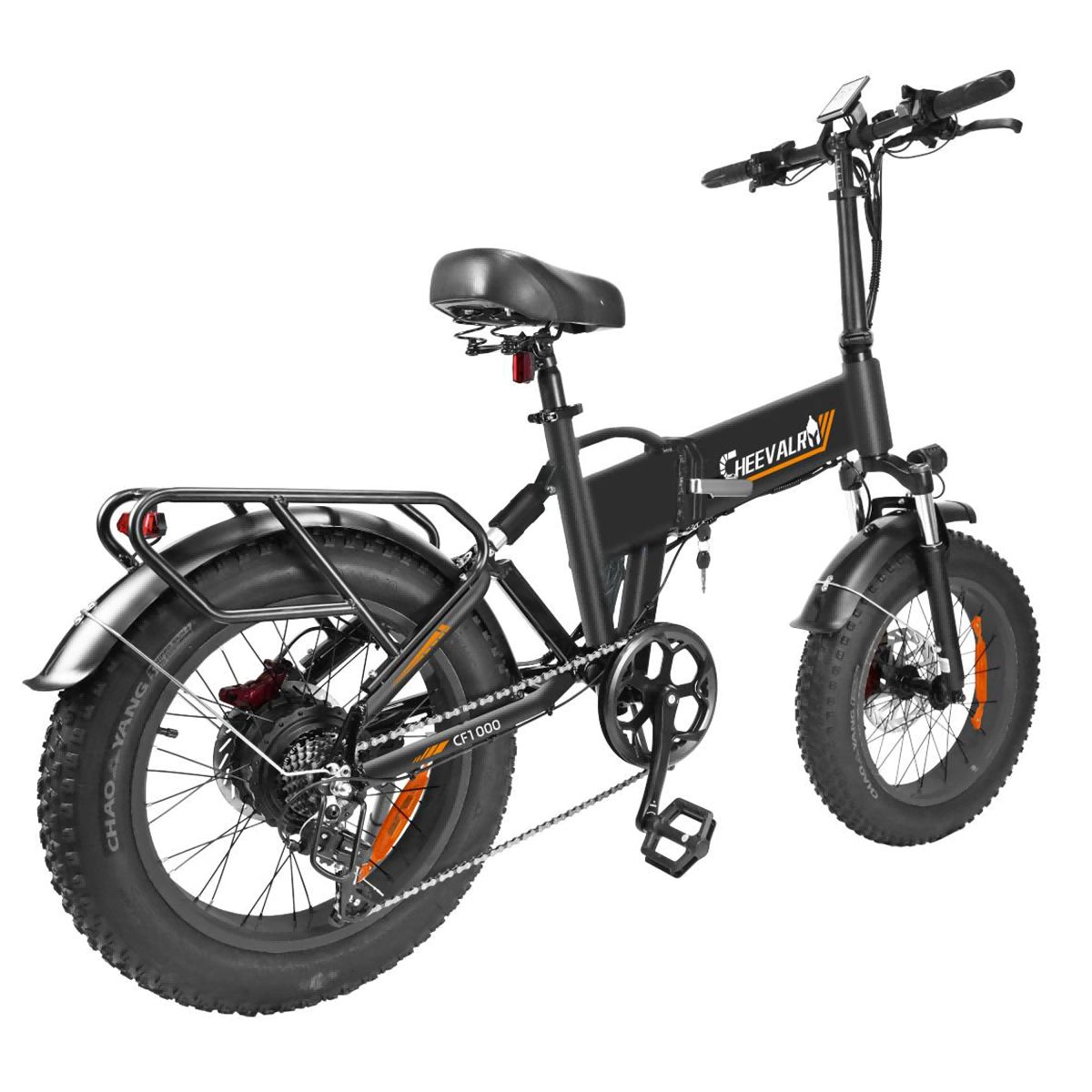 Schwarzes Elektrofahrrad mit breiten Reifen, Gepäckträger und dem Schriftzug CHEEVALRY.
