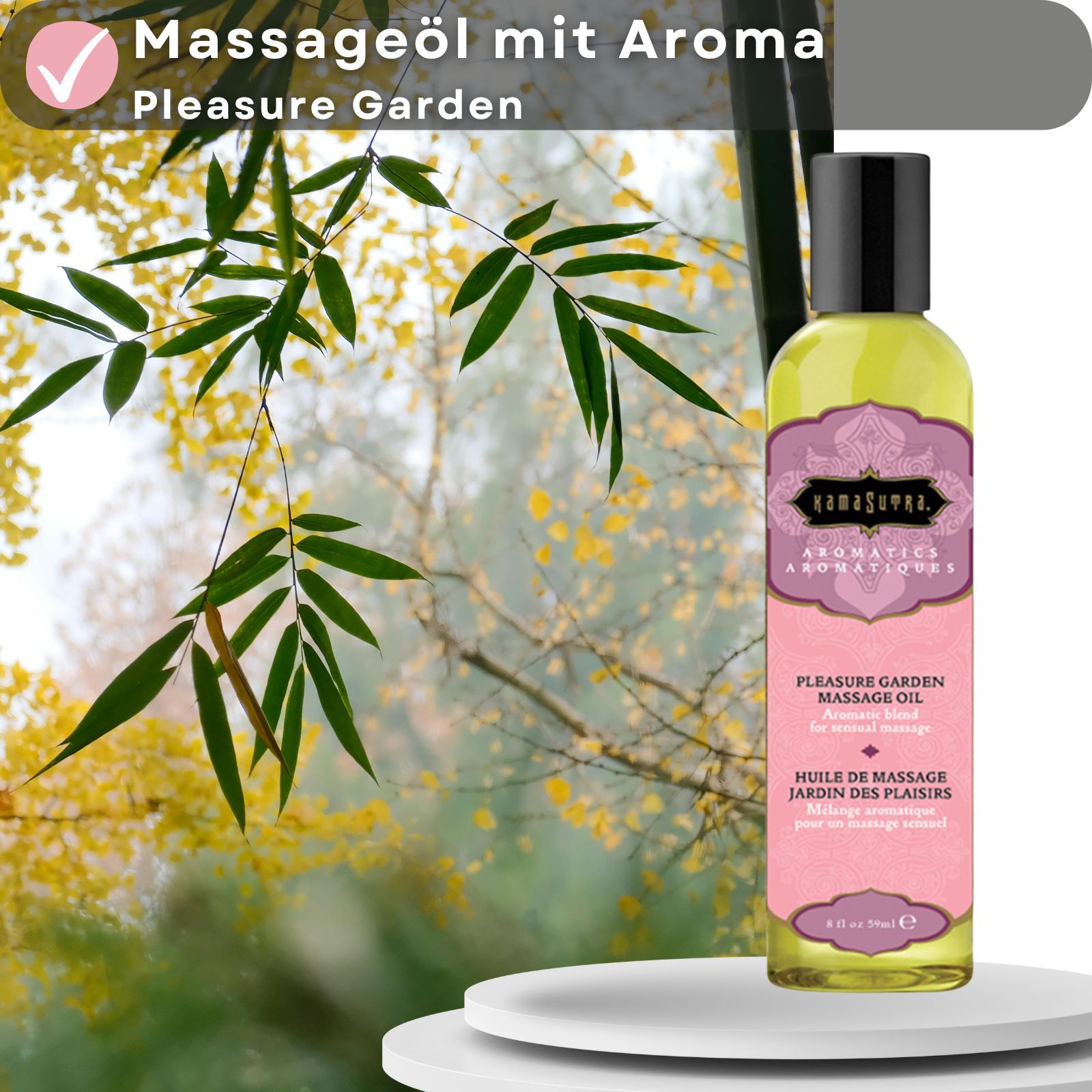 Massageöl-Flasche mit Aroma Pleasure Garden vor einem Hintergrund mit Bambus und gelben Blüten.