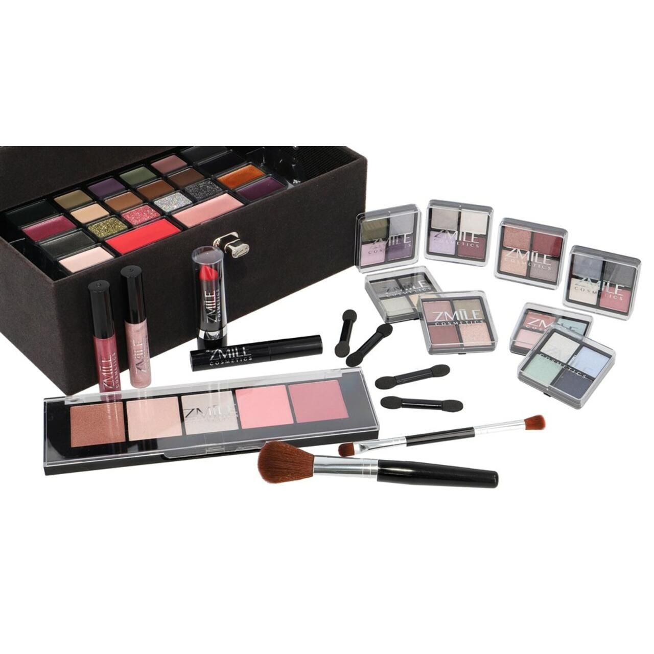Kosmetikkoffer mit Make-up-Produkten, darunter Lidschatten, Lippenstifte und Pinsel. Einzelne Lidschatten-Paletten daneben.