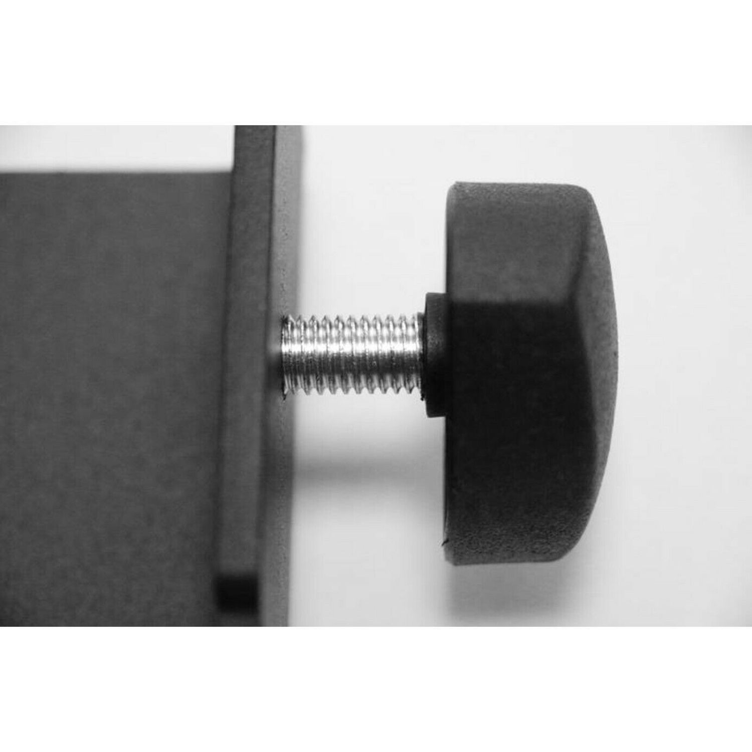 Schraube mit schwarzem, quadratischem Griff. Teil eines T-Bar Row Trainers.