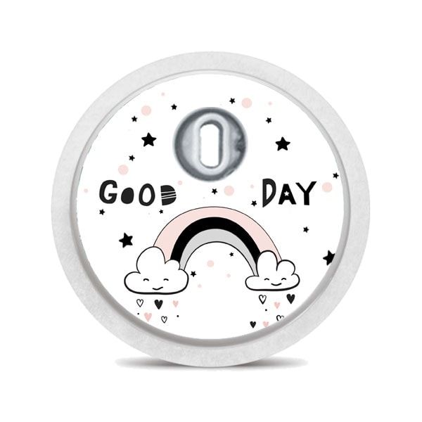 Runder Aufkleber mit Regenbogen, Wolken und Sternen. Text: "GOOD DAY". Weißer Rand, graues Element in der Mitte.