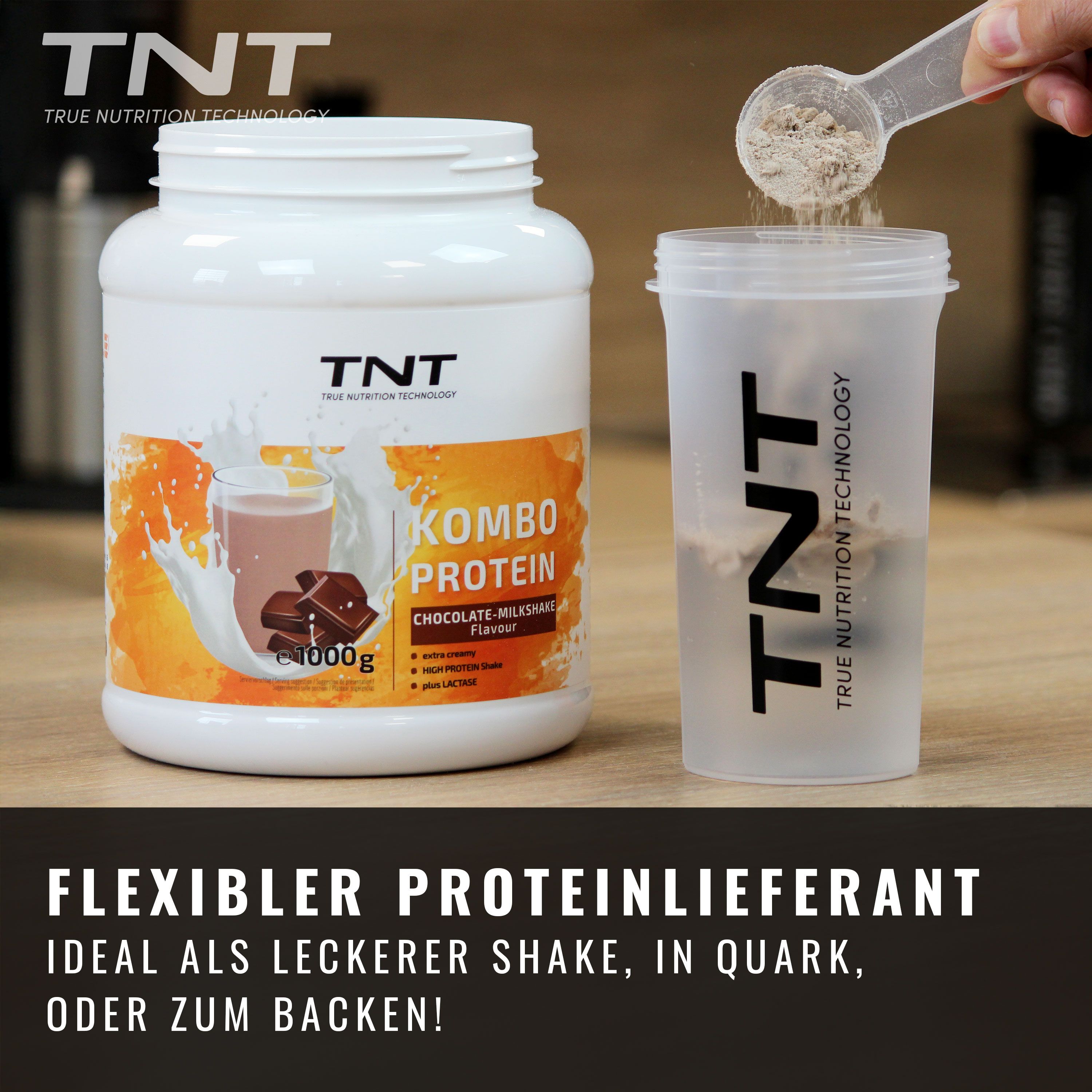 Weißes TNT Kombo Protein-Behälter und Shaker. Aufschrift: Kombo Protein, Schoko-Milchshake. 1000g. Pulver wird in Shaker gefüllt.
