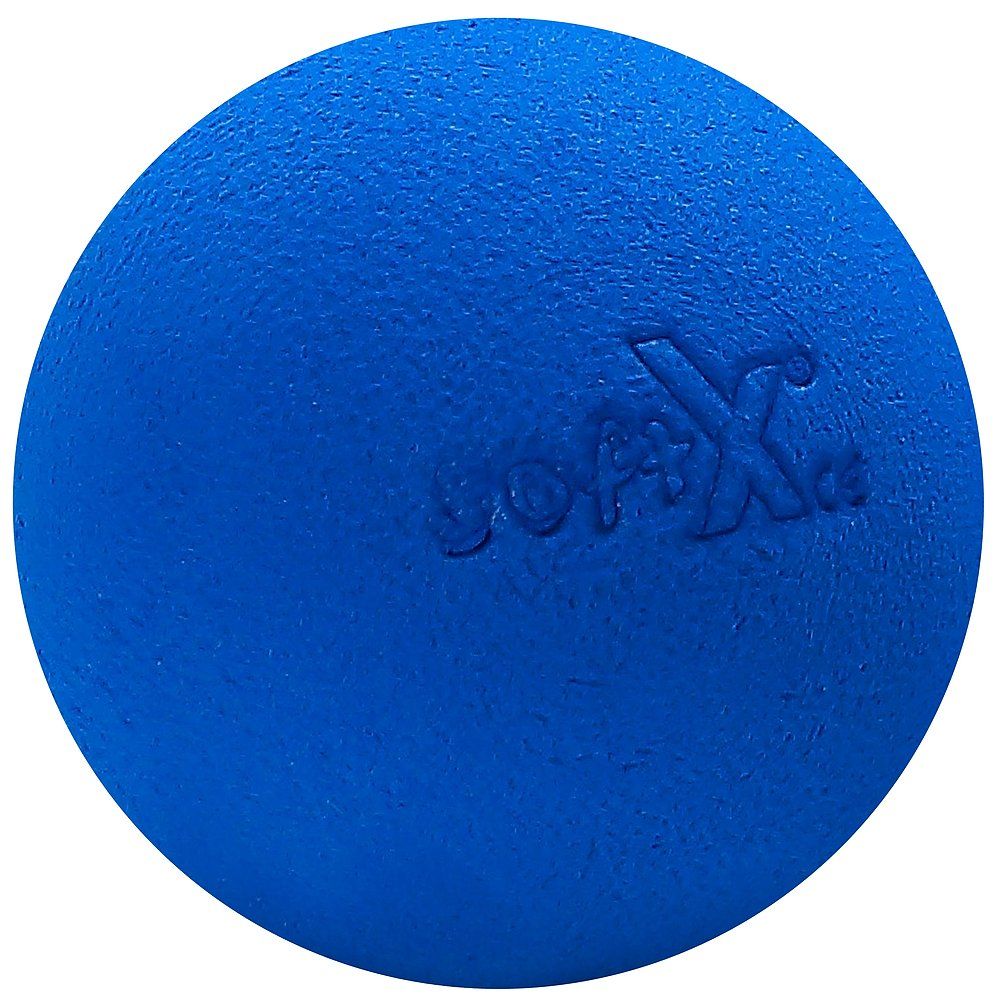 Ein blauer Faszienball mit eingeprägtem Logo.