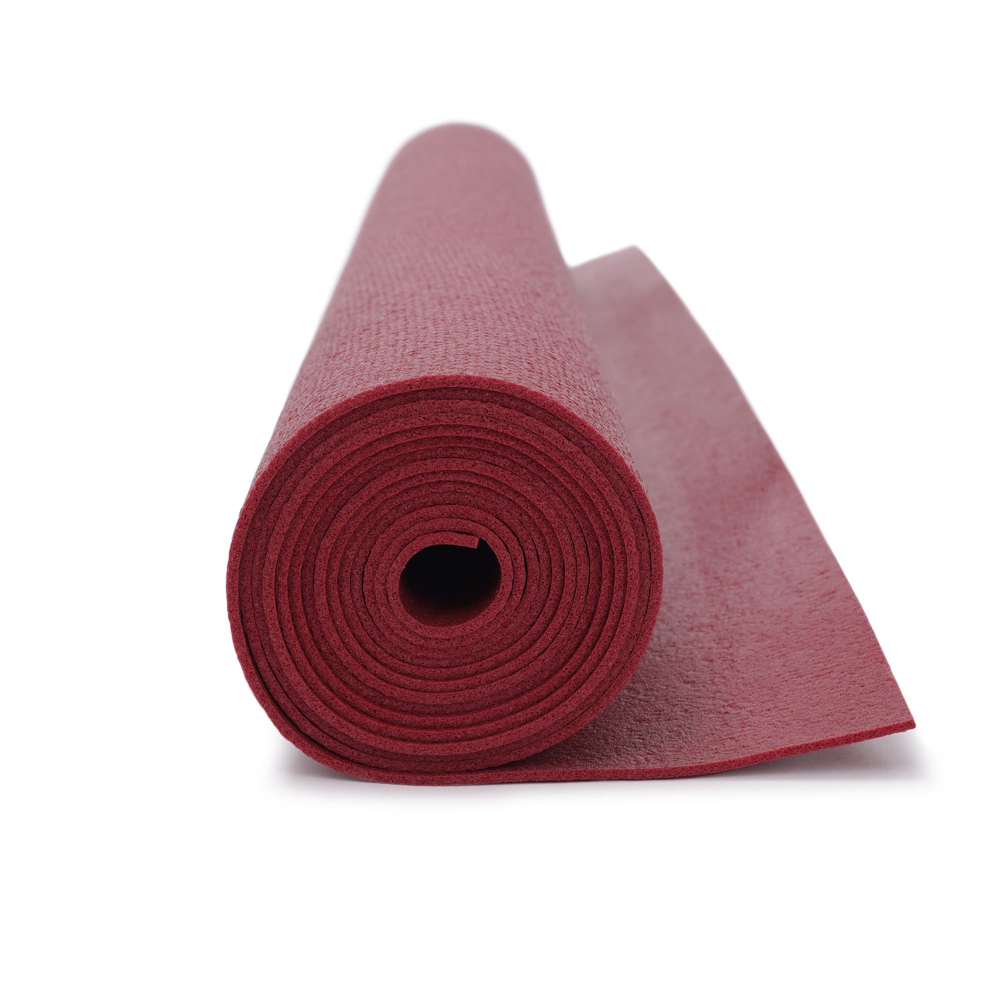 Bordeauxrote Yogamatte, eng aufgerollt, Seitenansicht.