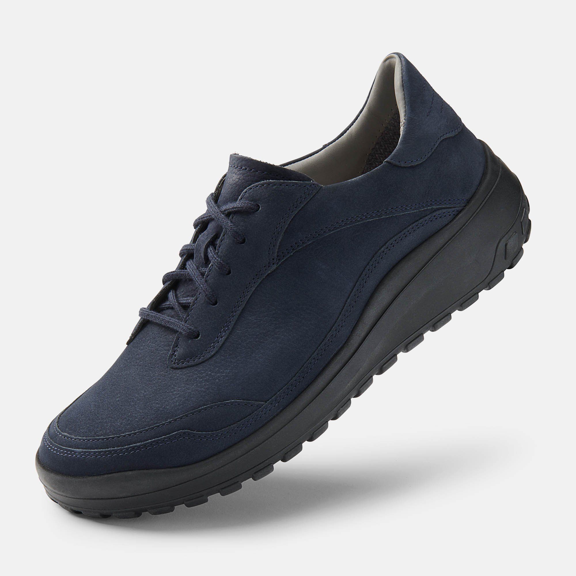 Blauer Schnürschuh mit breiter Sohle. Wildleder-Obermaterial, Schnürsenkel. Schwarze Sohle. Hellgraues Innenfutter. Perspektivische Ansicht.