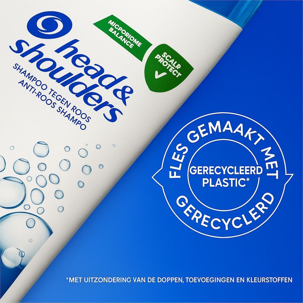 Close-up van de shampoo fles. Tekst: Gemaakt met gerecycled plastic. Logo.