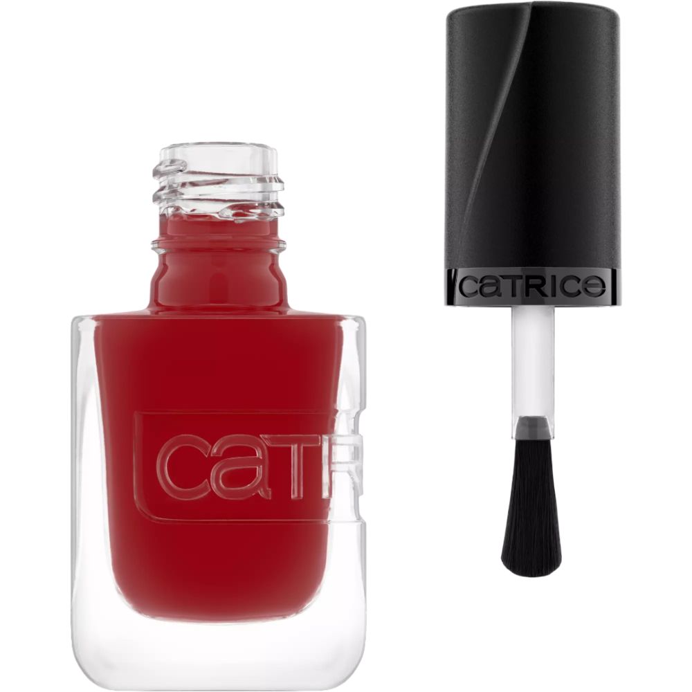Roter Nagellack in Glasflasche. Deckel mit Pinsel daneben. Marke Catrice. Aufschrift auf der Flasche.