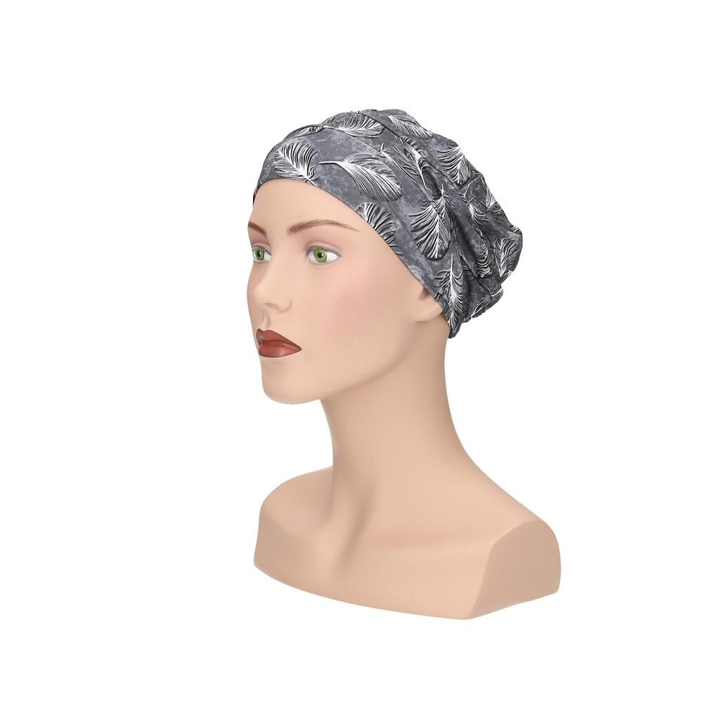 Grauer Turban mit Feder-Muster auf einer Büste. Seitenansicht.