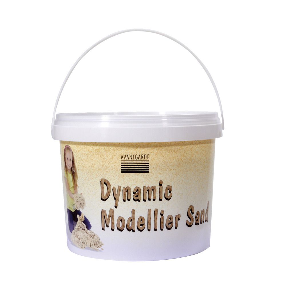 Eimer mit Dynamic Modelliersand. Aufschrift: Avantgarde, Dynamic Modelliersand. Kind formt Sand. Weißer Eimer mit Henkel.