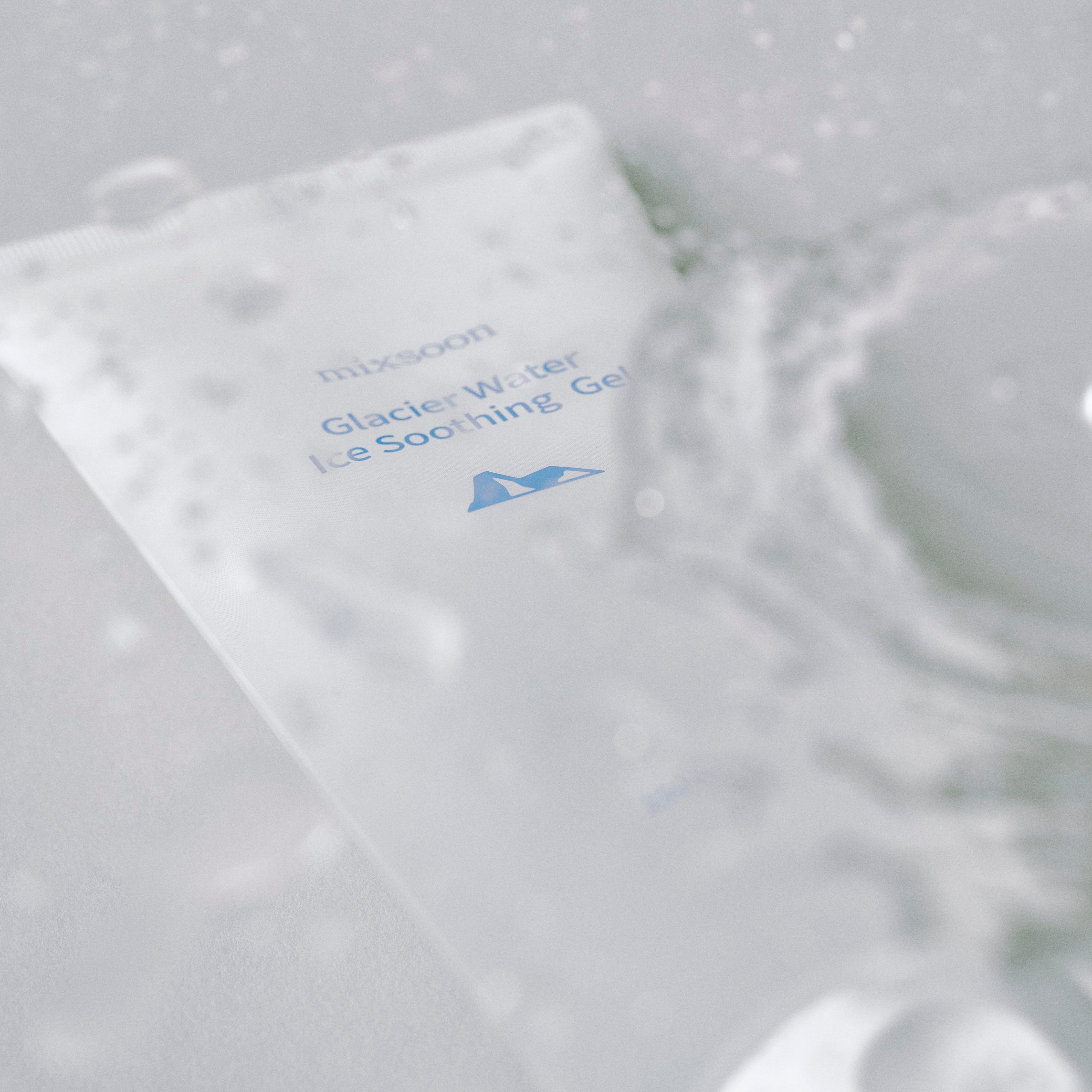 Weiße Tube im Wasser. Blaue Schrift und Logo. Beschriftung: Glacier Water Ice Soothing Gel. Keine Volumenangabe sichtbar.