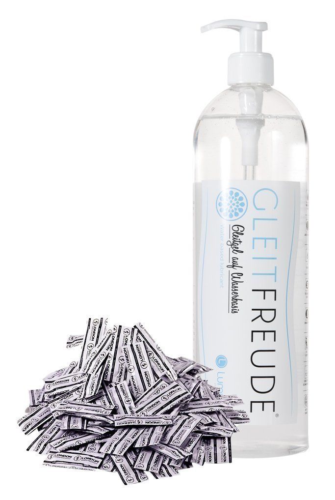 Haufen Kondome in Einzelverpackung und Gleitgel-Flasche mit Pumpe. Aufschrift "Gleitfreude".