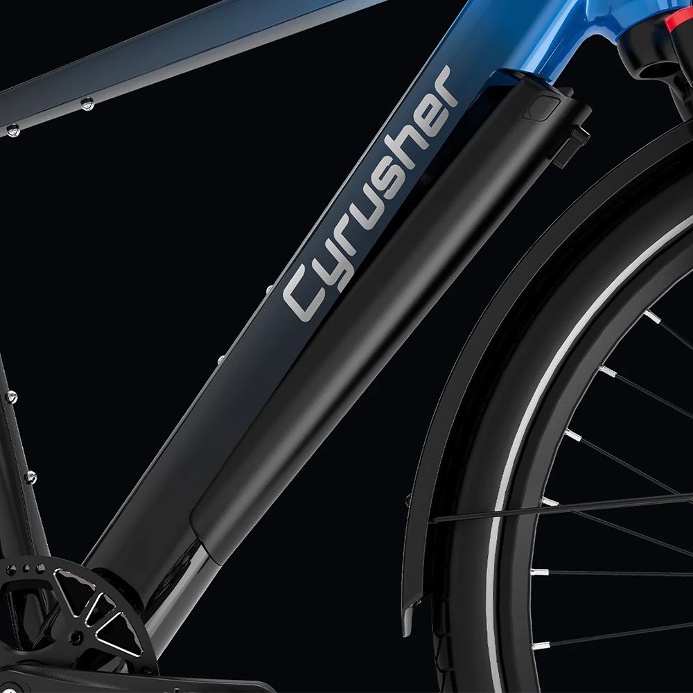 Nahaufnahme des Rahmens eines E-Bikes. Zeigt den Schriftzug 'Cyrusher' und die Batterie.