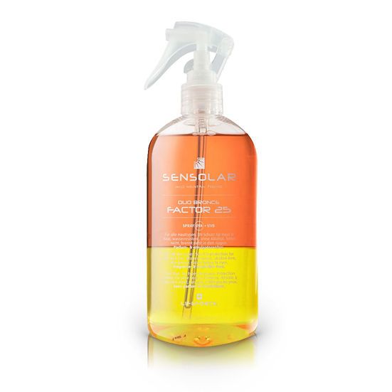 Transparente Flasche mit Sprühkopf. Enthält eine zweifarbige Flüssigkeit: orange und gelb. Aufschrift: Sensolar Duo Bronce LSF 25.
