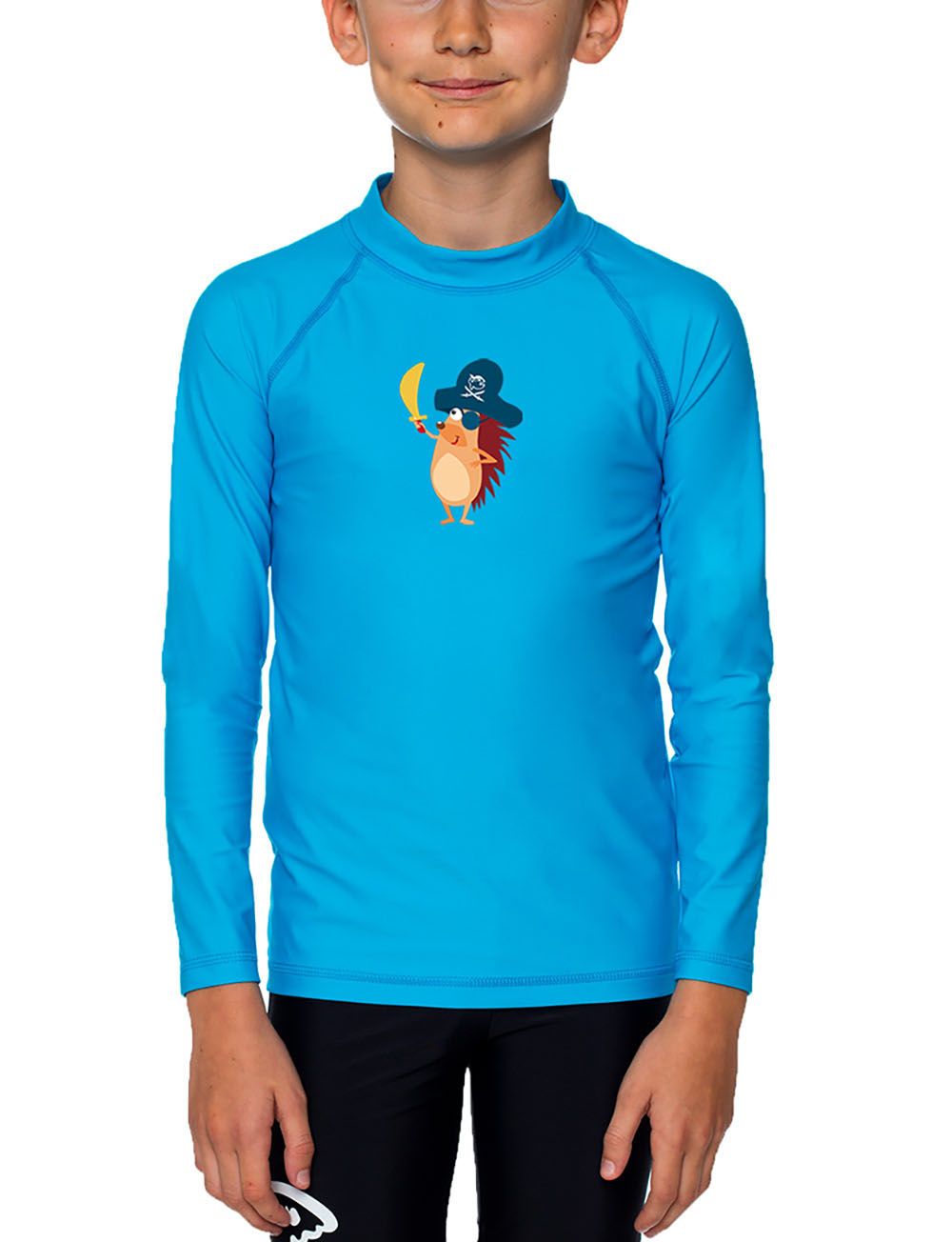 Kind trägt türkisfarbenes Langarmshirt mit Igel-Piraten-Motiv. Raglanärmel, Stehkragen. Aufdruck: Igel mit Piratenhut und Säbel.