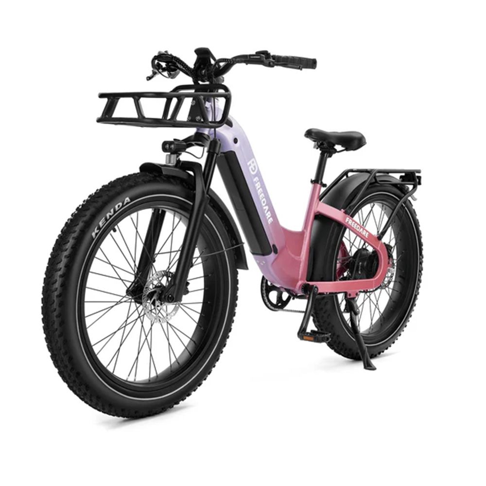 Elektrofahrrad mit Frontkorb. Lila-rosa Rahmen, schwarze Reifen mit Kenda-Logo. Gepäckträger hinten. FREEDARE-Logo.