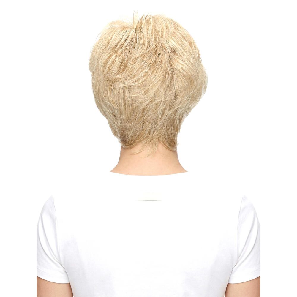 Rückansicht einer Frau mit blondem, kurzem Haar. Sie trägt ein weißes T-Shirt.