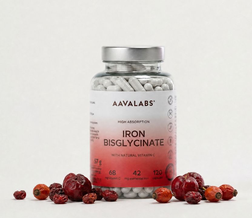 Flasche mit Aavalabs Eisenbisglycinat Kapseln, umgeben von Hagebutten.