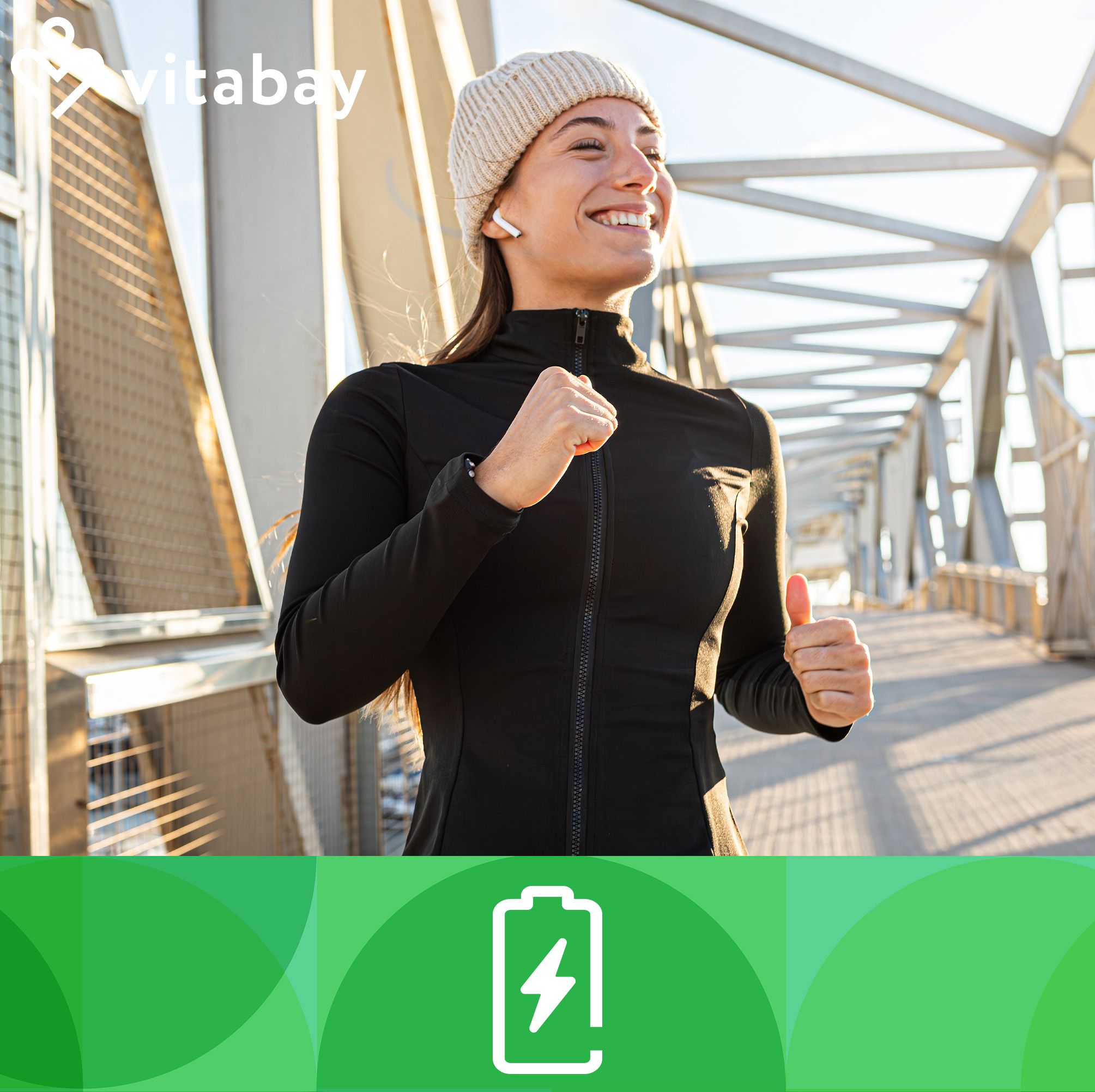Läuferin auf Brücke, Daumen hoch. Vitabay Logo links oben. Grüner Hintergrund mit Batterie-Symbol.