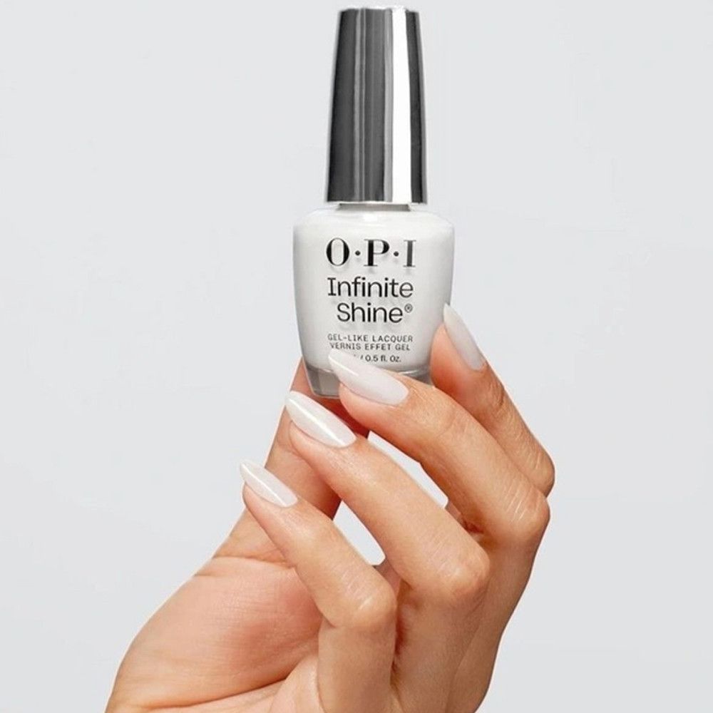 OPI Infinite Shine Nagellack. Weiße Flasche in einer Hand gehalten. Produktname und Logo sichtbar.