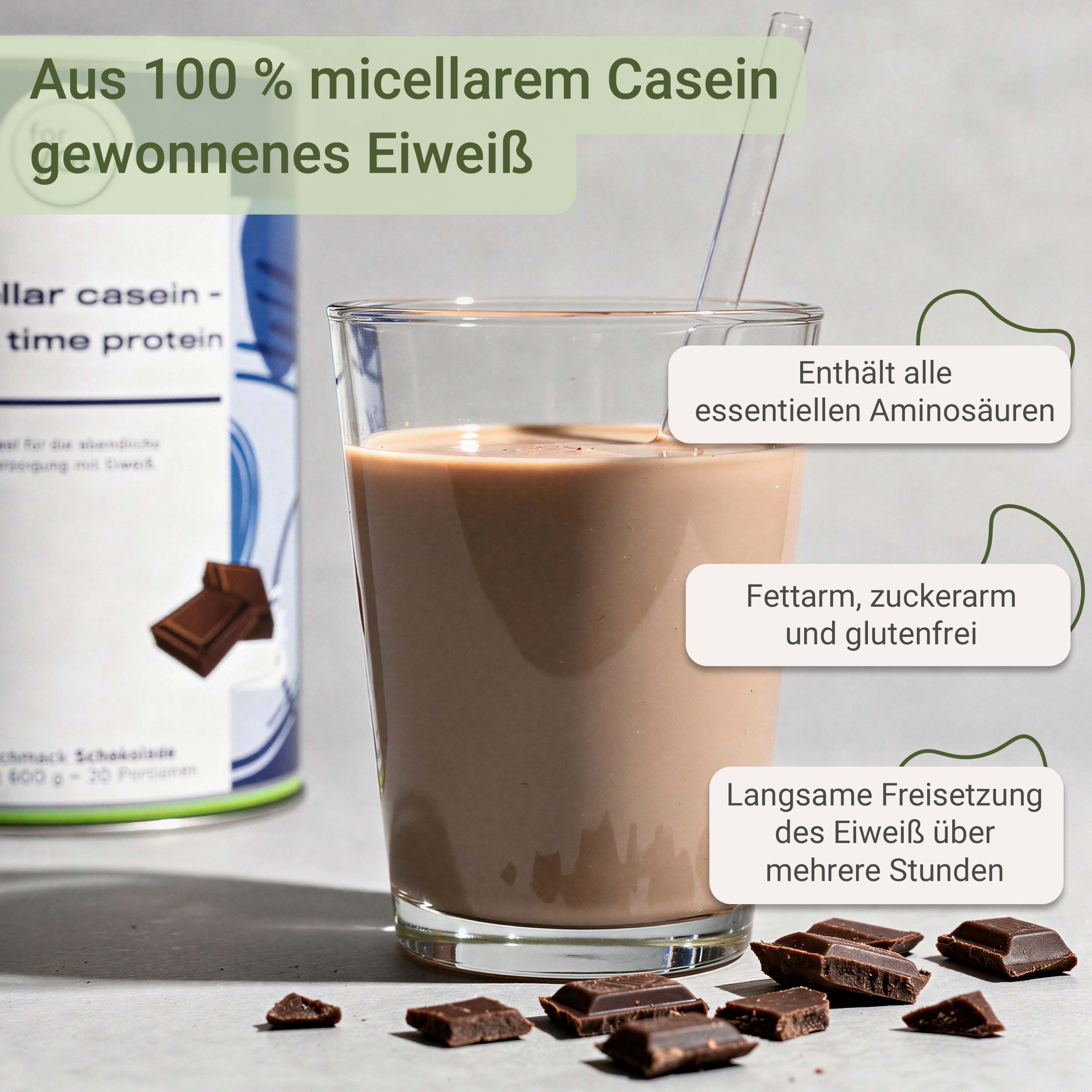 Glas mit Schokoladengetränk und Strohhalm. Daneben Dose mit Text: micellar casein - night time protein. Schokoladenstücke.