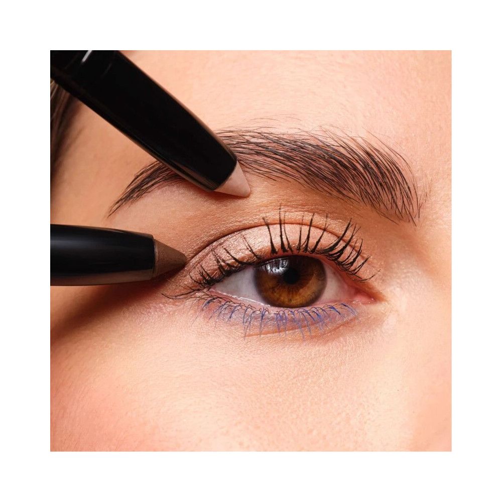 Auge mit Lidschatten. Zwei Artdeco High Performance Eyeshadow Stylos.