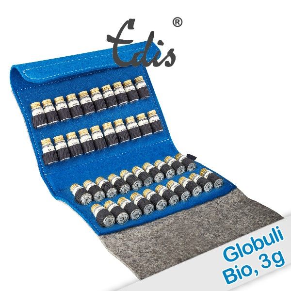 Blaues Filzetui mit Globuli-Fläschchen. Edis-Logo und Globuli Bio, 3g. Grauer Filz-Hintergrund.