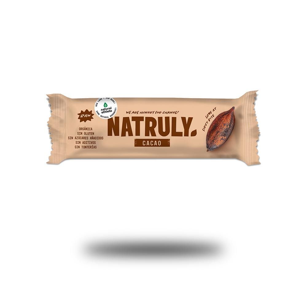 Verpackter Riegel. Marke Natruly. Aufschrift: Cacao. Zertifizierung: Natural Athlete. Text: Ohne Gluten, Zucker, Aromen, Süßstoffe.