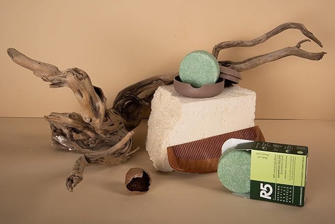 Grünes Shampoo, Kamm, Verpackung und Dekoration. R5-Logo auf der Verpackung.