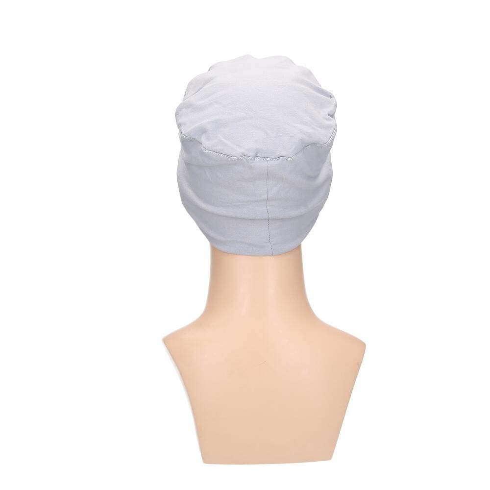 Hellgrauer Turban auf einer Büste. Rückansicht. Glatter Stoff, ohne sichtbare Details.