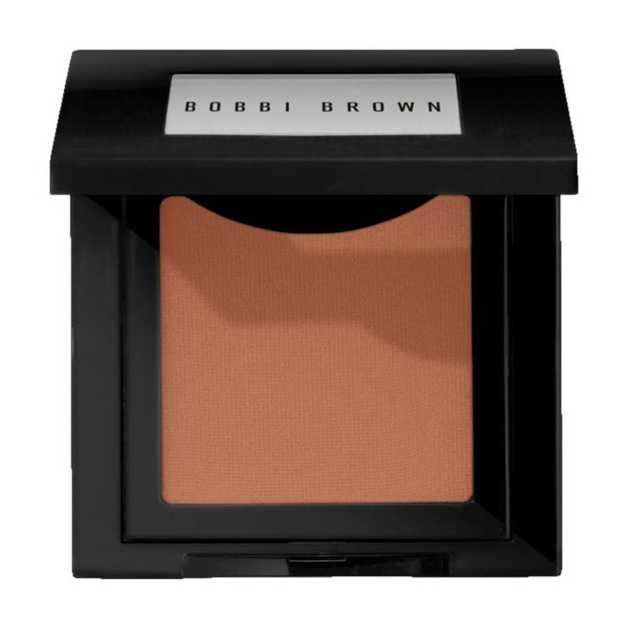 Bobbi Brown Blush. Schwarze quadratische Kompaktverpackung mit braunem Rouge. Auf dem Deckel steht "BOBBI BROWN".