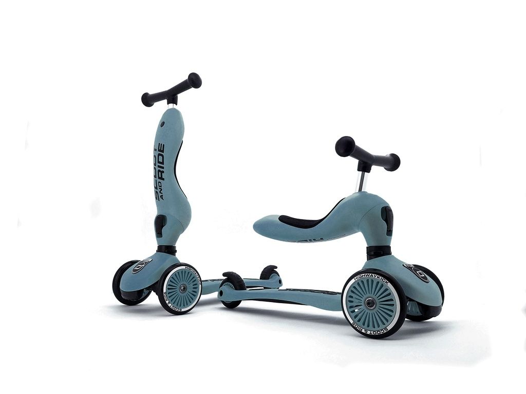 Zwei blaue Kinderroller, einer als Roller, einer als Laufrad.