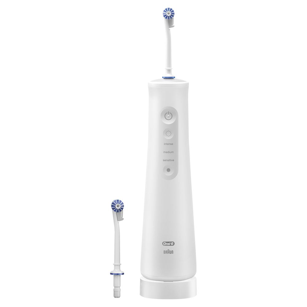 Weißes Munddusche-Gerät mit zwei Aufsätzen. Auf dem Gerät sind die Logos von Oral-B und Braun zu sehen.