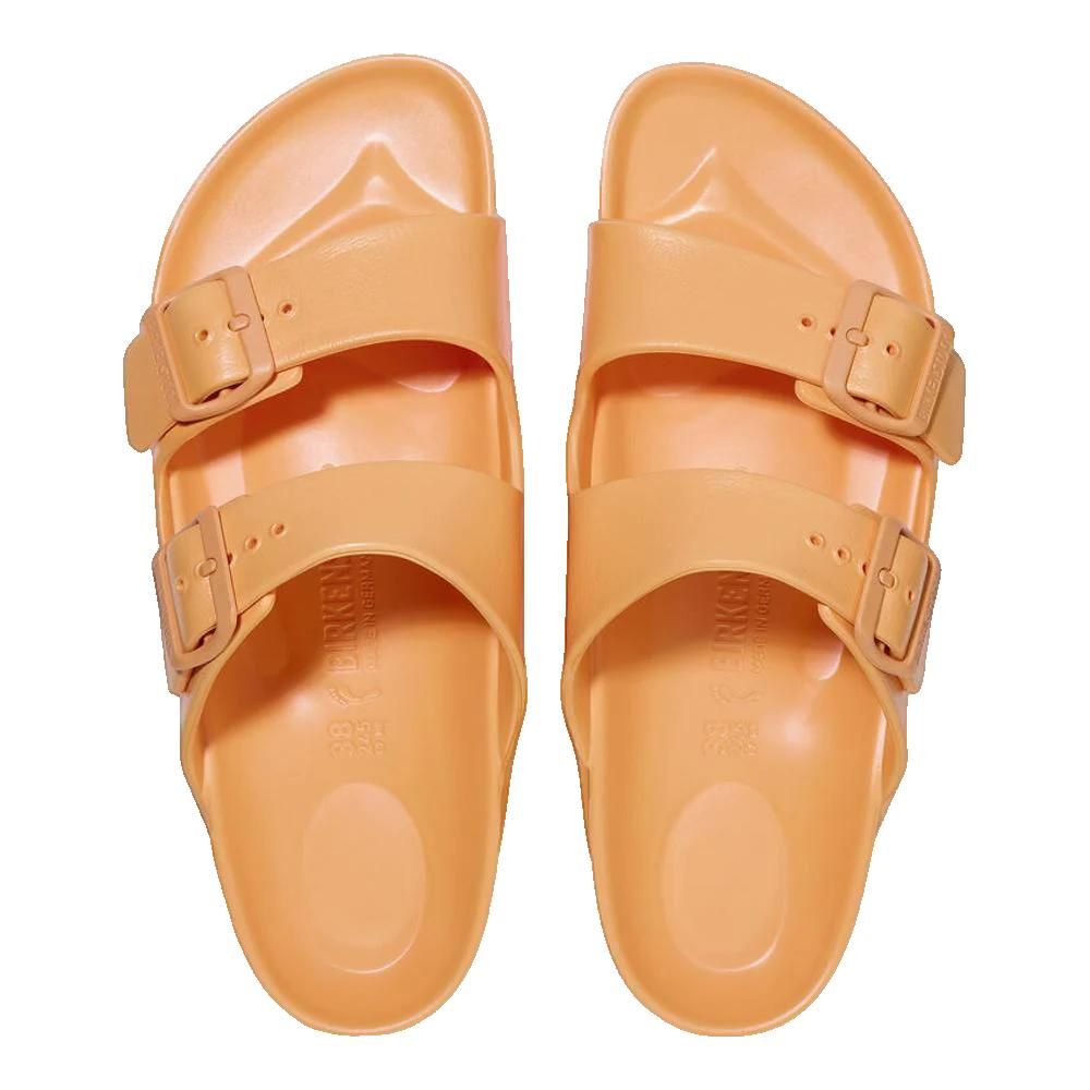 Sandali Birkenstock Arizona Essentials arancioni, vista dall'alto. Due cinturini con fibbie. Plantare anatomico.